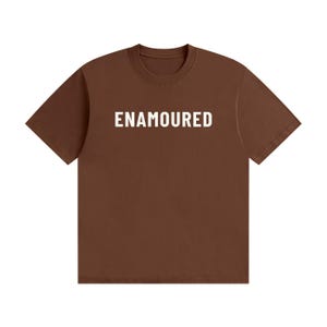 Zakochany - Minimalistyczny T-shirt z białym tekstem Coffee