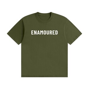 Zakochany - Minimalistyczny T-shirt z białym tekstem Army Green