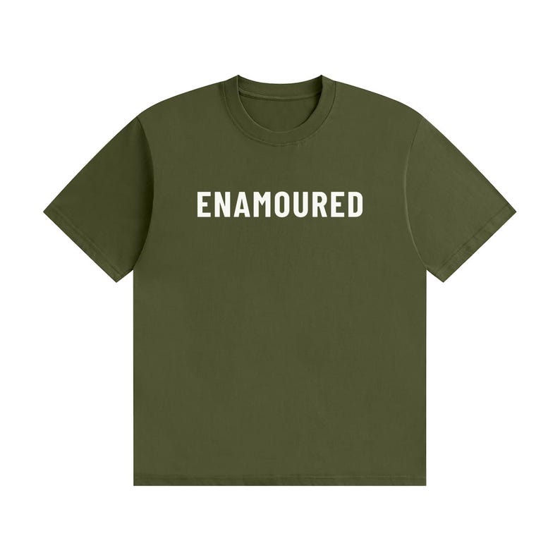 Zakochany - Minimalistyczny T-shirt z białym tekstem Army Green