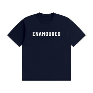 Zakochany - Minimalistyczny T-shirt z białym tekstem Navy Blue