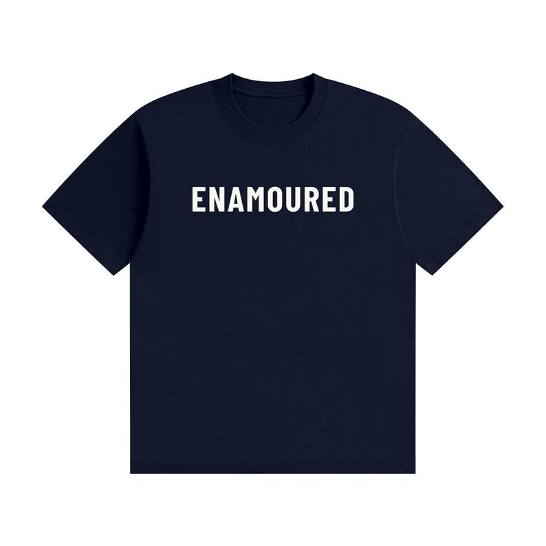 Zakochany - Minimalistyczny T-shirt z białym tekstem Navy Blue