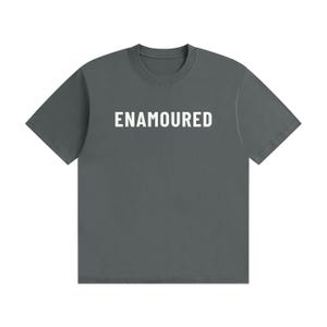 Zakochany - Minimalistyczny T-shirt z białym tekstem Gray