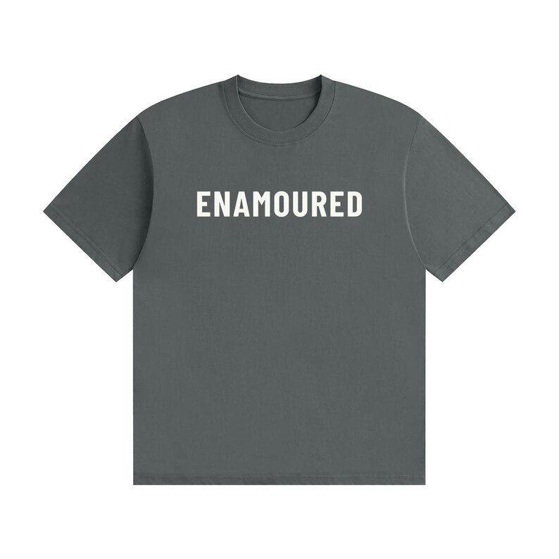 Zakochany - Minimalistyczny T-shirt z białym tekstem Gray