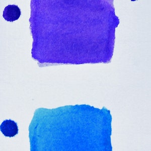 K&ouml;nnte beinhalten: Ein vertikales Bild zeigt vier rechteckige Aquarellfarbfelder in Rot, Lila, Blau und Orange, jeweils mit einem Punkt. Die Farbfelder befinden sich auf wei&szlig;em Hintergrund, was auf eine Farbpalette oder eine Demonstration von Kunstbedarf hindeutet.