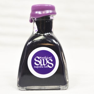 K&ouml;nnte beinhalten: Kleine, klare Glasflasche gef&uuml;llt mit tiefvioletter Tinte. Die Flasche hat einen lila Wachsverschluss und ein rundes Etikett mit dem wei&szlig;en Text "Mythical SWS Indelible Ink". Geeignet f&uuml;r Kalligraphie.