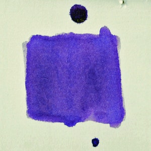K&ouml;nnte beinhalten: Ein Quadrat aus violetter Aquarellfarbe mit einem rauen, strukturierten Rand, positioniert zwischen zwei dunkelblauen Tintenpunkten auf wei&szlig;em Hintergrund. Der obere Punkt ist gr&ouml;&szlig;er als der untere Punkt.
