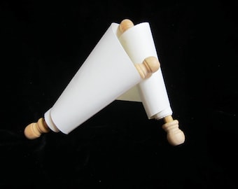 Pequeños rollos de papel en blanco Husos de madera; rollo de papel de escritura en blanco de estilo histórico