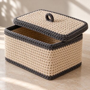 Patrón de ganchillo para cesta rectangular con tapa en formato PDF, tutorial en inglés.