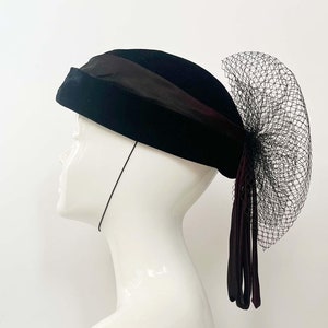 Cappello a tamburello vintage in velluto nero: matrimonio ad Ascot con gare inglesi