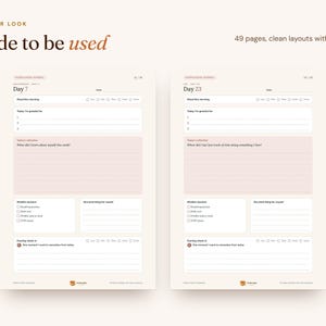 K&ouml;nnte beinhalten: Zwei Seiten eines Achtsamkeitstagebuchs mit cremefarbenem Hintergrund und zartrosa Akzenten. Der Text umfasst 'A CLOSER LOOK', 'Made to be used', '49 pages, clean layouts with room to write', 'Day 7' und 'Day 23' mit strukturierten Schreibfeldern.