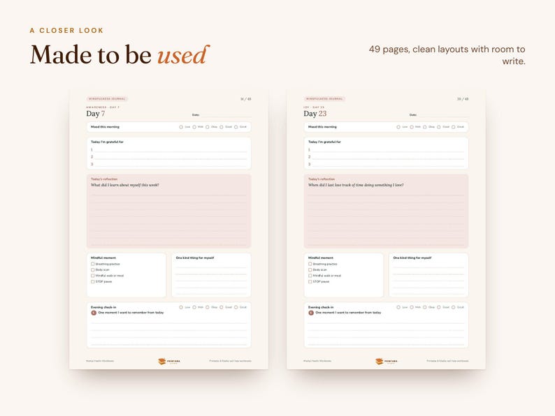 K&ouml;nnte beinhalten: Zwei Seiten eines Achtsamkeitstagebuchs mit cremefarbenem Hintergrund und zartrosa Akzenten. Der Text umfasst 'A CLOSER LOOK', 'Made to be used', '49 pages, clean layouts with room to write', 'Day 7' und 'Day 23' mit strukturierten Schreibfeldern.
