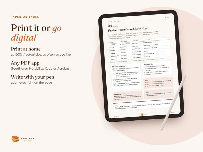 Peut inclure: Une tablette num&eacute;rique affichant un guide d'alimentation pour pythons royaux avec un stylet blanc pos&eacute; &agrave; c&ocirc;t&eacute;. L'&eacute;cran pr&eacute;sente un tableau intitul&eacute; Feeding frozen-thawed by size and age, ainsi que des instructions pour impression ou usage num&eacute;rique.
