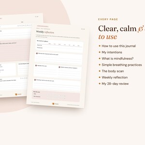 K&ouml;nnte beinhalten: Zwei Seiten eines Tagesjournals mit hellrosa und wei&szlig;en Layouts, die Abschnitte f&uuml;r t&auml;gliche Dankbarkeit, w&ouml;chentliche Reflexionen und Absichten enthalten. Der Text umfasst "Clear, calm & easy to use" sowie eine Liste von Journalabschnitten wie "My intentions".