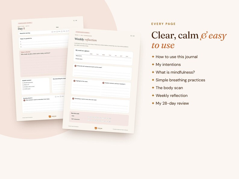 K&ouml;nnte beinhalten: Zwei Seiten eines Tagesjournals mit hellrosa und wei&szlig;en Layouts, die Abschnitte f&uuml;r t&auml;gliche Dankbarkeit, w&ouml;chentliche Reflexionen und Absichten enthalten. Der Text umfasst "Clear, calm & easy to use" sowie eine Liste von Journalabschnitten wie "My intentions".