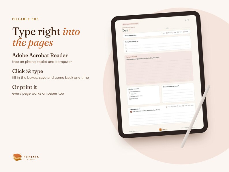 K&ouml;nnte beinhalten: Ein digitales Tablet zeigt eine ausf&uuml;llbare PDF-Seite f&uuml;r ein t&auml;gliches Dankbarkeitstagebuch mit dem Titel Day 8, inklusive Abschnitten f&uuml;r Morgenintentionen, Dankbarkeit, Reflexionen und Achtsamkeitsmomente, erg&auml;nzt durch einen wei&szlig;en Eingabestift.