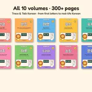 Op de afbeelding: Een set van 10 educatieve werkboeken getiteld Trace & Talk Korean, met in totaal meer dan 300 pagina's. Elke kaft toont een unieke pastelkleurige achtergrond, een volumenummer, Koreaanse tekst en illustraties van een leeuw en een konijn.