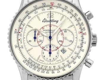 Könnte beinhalten: Eine silberne Breitling Montbrillant automatische Chronographenuhr mit cremefarbenem Zifferblatt, drei Hilfszifferblättern, einem Datumsfenster auf der Vier-Uhr-Position und einer Rechenschieber-Lünette mit schwarzen Markierungen und roten Akzenten.
