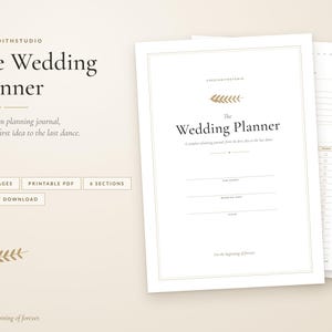 Op de afbeelding: Een printbare trouwplanner PDF met 53 A4-pagina's en 6 secties. De omslag bevat de tekst The Wedding Planner, Chezjudithstudio en een gouden blaadje-icoon. De lay-out bevat lijnen voor namen, datum en locatie in een minimalistisch ontwerp.