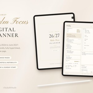 Op de afbeelding: Een digitale planner voor 2026-2027 genaamd Calm Focus weergegeven op twee tablets. De interface bevat een dagelijks schema, takenlijsten en gewoonte-trackers. Tekst bevat 521 gekoppelde pagina's, Goodnotes & Notability en maandag & zondag start.