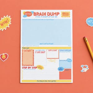 Könnte beinhalten: Ein weißer Papierblock mit der Überschrift BRAIN DUMP, einem großen blauen Bereich für Notizen und strukturierten Feldern für Ziele, Aufgaben und Schritte. Die Seite enthält farbige Ränder, Textvorgaben und kleine dekorative Aufkleber.