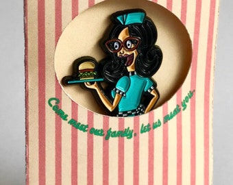 Könnte beinhalten: Eine rosa-weiß gestreifte Karte mit dem Text "Bob's Burgers Diner" in grünen Buchstaben. Ein kreisförmiger Ausschnitt in der Karte zeigt eine Comicfigur mit schwarzen Haaren, die eine blau-weiße Uniform trägt und ein Tablett mit einem Burger hält. Der Text "Come meet our family, let us meet you." ist in grünen Buchstaben unter dem Ausschnitt geschrieben.