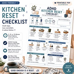 Op de afbeelding: Een printbare ADHD-keukenreset-checklist met blauwe en zwarte tekst en geïllustreerde iconen voor schoonmaaktaken. De lay-out bevat secties voor energieniveaus, tijdbeheer en stapsgewijze instructies voor het opruimen van de keuken.