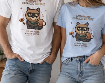 Grappig T-shirt met wasbeer en koffie, T-shirt met de tekst "Koffie eerst, chaos later", vintage T-shirt met wasbeerprint.