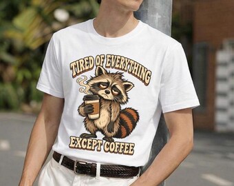 Grappig T-shirt met wasbeer, T-shirt met de tekst "Moe van alles behalve koffie", T-shirt met koffie-opdruk.