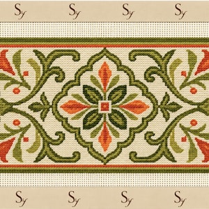 Può includere: Una tela rettangolare per ricamo con un motivo floreale centrale nei toni del verde e dell'arancione su sfondo crema. Il bordo è decorato con un motivo a monogramma 'Sy' ripetuto. Il design è simmetrico con viticci decorativi.