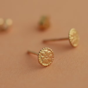 Runde Goldohrstecker, 14k Goldohrstecker, Blumenohrstecker, kleine Goldohrstecker, zierliche Ohrringe, Boho kleine Goldohrstecker, Geschenk für Geburtstag