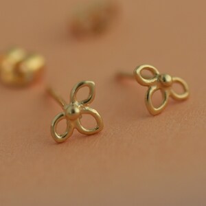 Blume Ohrstecker Ohrringe, 14k GOLD Blume Ohrringe, Blume Schmuck, Tribal Gold, Rose Gold, Ohrstecker, Boho Geschenk für sie, süße Ohrringe