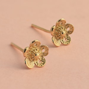 Solid Gold Ohrstecker, filigrane Gold Ohrringe, Gold Blume Spitze Ohrringe, Gold Boho Ohrstecker, zierliche Ohrringe, Boho Ohrringe