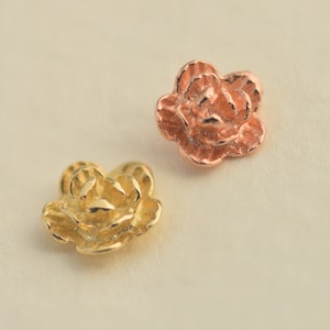 Kleine SOLID Gold Ohrringe, Blumen Ohrringe, 14k Ohrringe, 14k Blumen Gold Ohrringe, Ohrstecker, Rose Ohrringe, Zierliche Ohrstecker