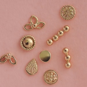 Gold Ohrstecker, 14k GOLD kleine Ohrstecker, Alltags Post Ohrringe, Floral Petit Ohrstecker, Ohrringe für Mädchen, zweites Loch Ohrring