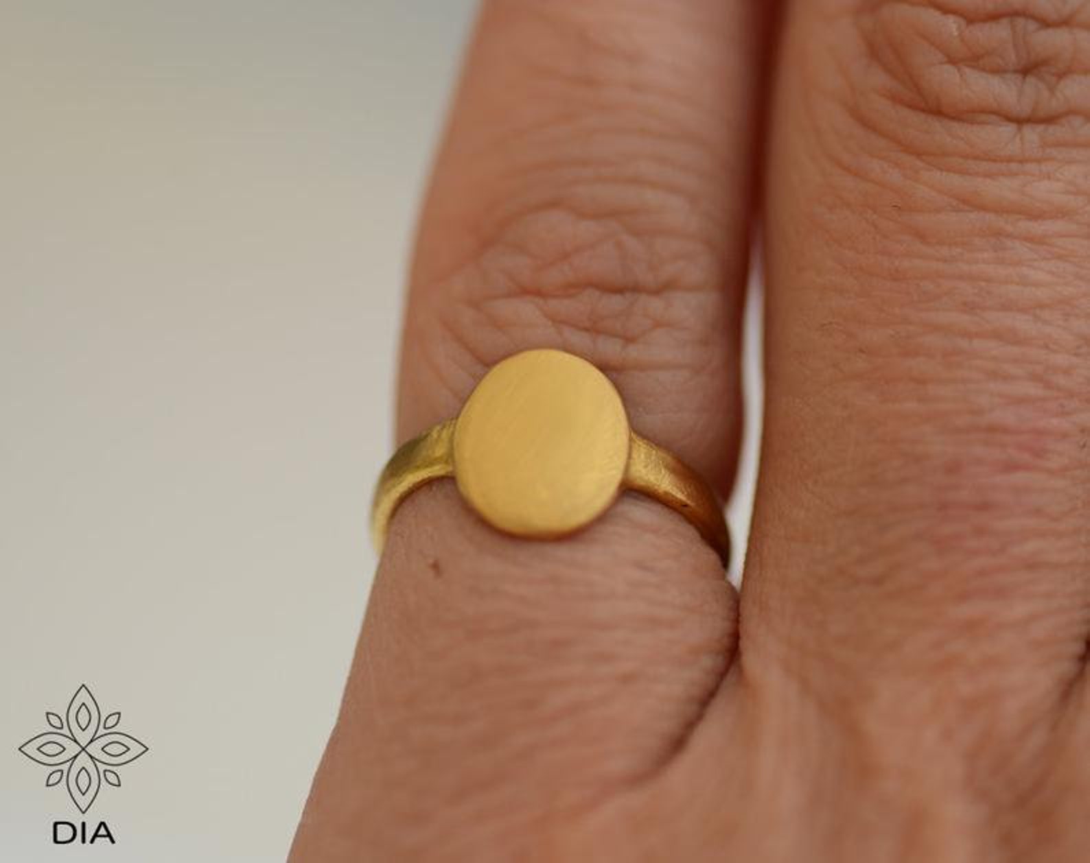 OVAL PINKY SIGNET RING main image 1