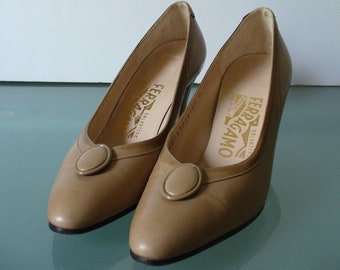Salvatore Ferragamo Made in Italy  Taupe Pumps Size 6AA