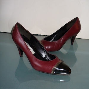 Rangoni Tillverkade i Italien Vinröda & Svarta Lackfärgade Captoe Pumps Storlek 6 B US