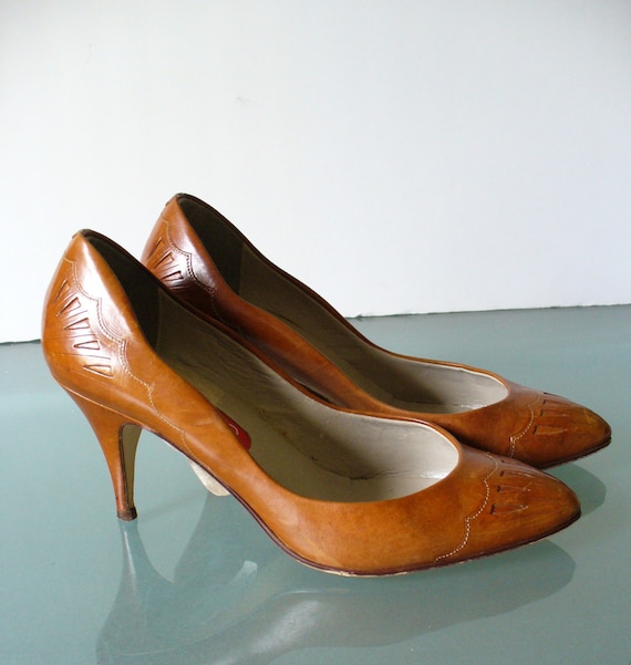 Vintage Made In Italy Bandolino Caramel Pumps 7US - image 1