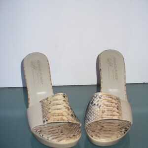 Puede incluir: Un juego de tres tazas de cer&aacute;mica con acabado moteado y mate. Las tazas son de color crema, gris claro y gris oscuro. Cada taza tiene un dise&ntilde;o simple y minimalista.