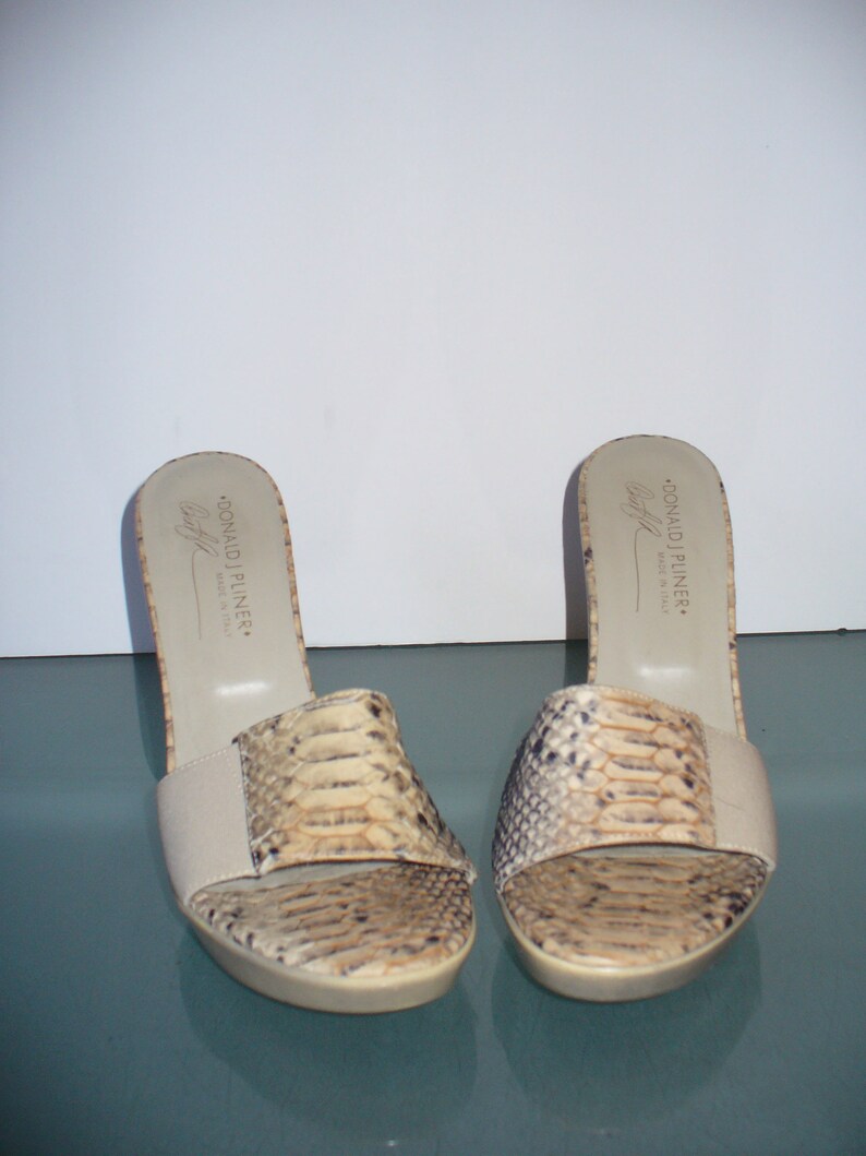 Puede incluir: Un juego de tres tazas de cer&aacute;mica con acabado moteado y mate. Las tazas son de color crema, gris claro y gris oscuro. Cada taza tiene un dise&ntilde;o simple y minimalista.