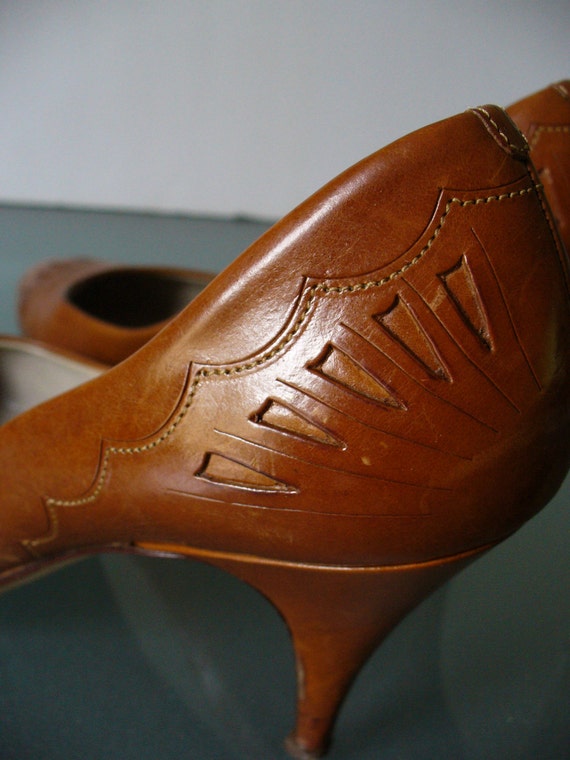 Vintage Made In Italy Bandolino Caramel Pumps 7US - image 4