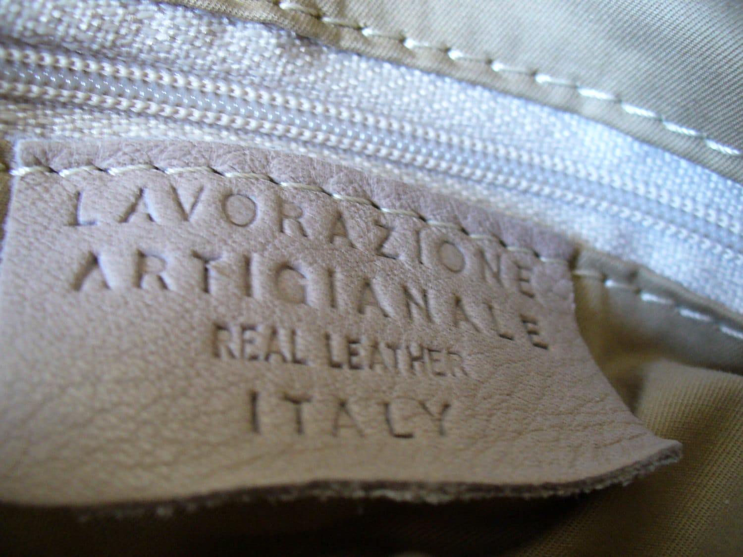 Lavorazione Artigianale Made in Italy Taupe Leather Bag