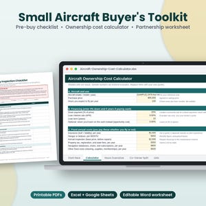 以下が含まれることがあります： Small Aircraft Buyer's Toolkit。購入前点検チェックリストの書類と、ノートパソコンの画面に表示された航空機所有コスト計算用スプレッドシート。印刷可能なPDF、Excel、Googleスプレッドシート、Word形式のラベル付き。