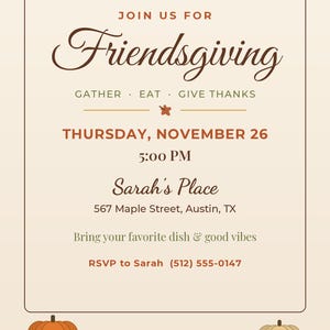 Op de afbeelding: Een Friendsgiving-uitnodigingskaart met een crèmekleurige achtergrond, bruine tekst en illustraties van herfstbladeren. Er staat: Join us for Friendsgiving, Gather Eat Give Thanks, Thursday November 26 5:00 PM, Sarah's Place 567 Maple Street Austin TX.