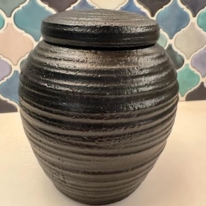 Vintage Japanese Ryusen 隆泉 Black Ribbed Stoneware Lidded Tea Storage Jar 5”