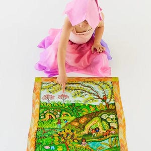 Pode incluir: Um conjunto de três canecas de cerâmica com acabamento manchado e fosco. As canecas são em tons de creme, cinza claro e cinza escuro. Cada caneca tem um design simples e moderno e uma alça arredondada.