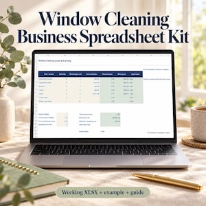 Pode incluir: Uma tela de laptop exibe um kit de planilha para empresas de limpeza de janelas com colunas para itens, quantidades e preços. O texto diz Window Cleaning Business Spreadsheet Kit. Uma caneta dourada e um caderno estão próximos.
