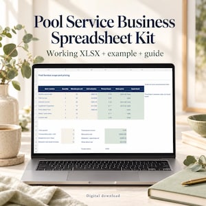 Könnte beinhalten: Ein Laptop-Bildschirm zeigt ein Tabellenkalkulations-Kit für Pool-Service-Unternehmen mit Spalten für Artikel, Service, Menge und Preise. Der Text lautet Pool Service Business Spreadsheet Kit, Working XLSX + example + guide.