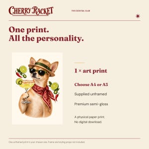 Op de afbeelding: Een ingelijste kunstprint met een chihuahua die een strooien hoed, zonnebril en een rode paisley bandana draagt, met een margaritaglas met limoen en chili. Tekst bevat Cherry Racket, The Cocktail Club, One print. All the personality.