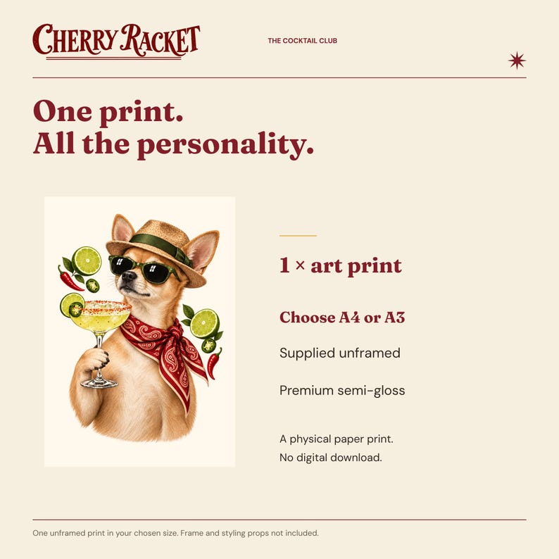 Op de afbeelding: Een ingelijste kunstprint met een chihuahua die een strooien hoed, zonnebril en een rode paisley bandana draagt, met een margaritaglas met limoen en chili. Tekst bevat Cherry Racket, The Cocktail Club, One print. All the personality.